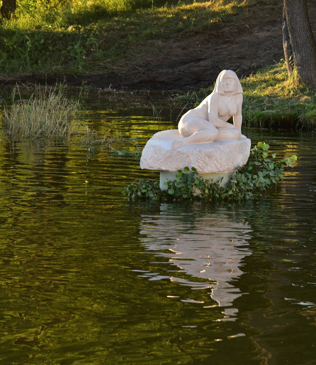 Казнь голых девушек 