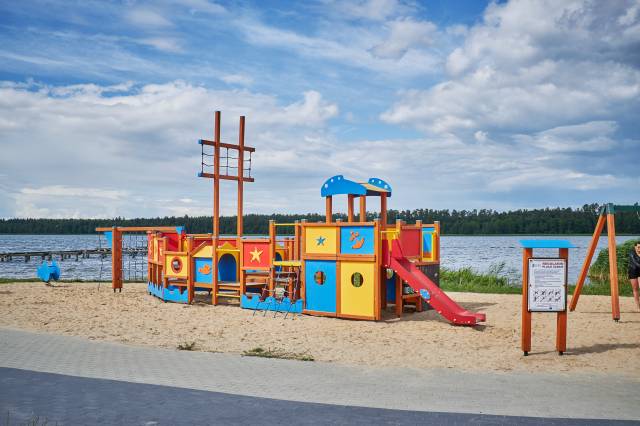 Ogólnodostępny plac zabaw – przy plaży Bielnik nad jeziorem Necko, ul. Nadrzeczna